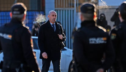 Luis Rubiales, expresidente de la RFEF, este lunes a su llegada a la Audiencia Nacional.