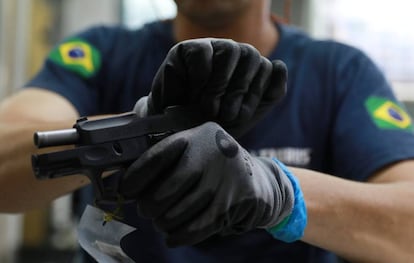 Um empregado de uma fábrica de armas em Sao Leopoldo, no Brasil.