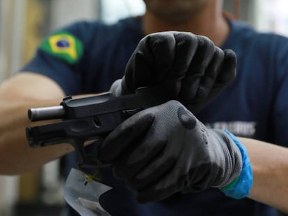 Um empregado de uma fábrica de armas em Sao Leopoldo, no Brasil.