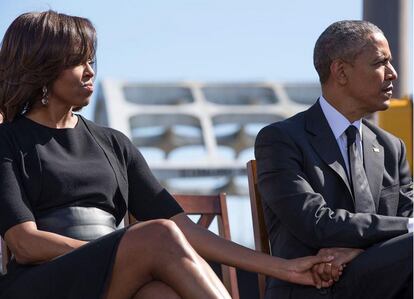 La pareja presidencial sentada y cogida de la mano el 7 de marzo de 2015, con motivo del 50 aniversario de las marchas por los derechos civiles en Estados Unidos.