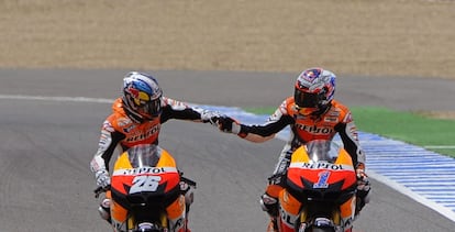 Casey Stoner y Dani Pedrosa se saludan al finalizar la carrera.