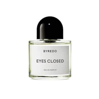 El perfume Eyes closed es una mezcla inesperada de pachuli y papiro entra en una deliciosa combinación con mantequilla de orris, jengibre y zanahoria. Las confituras de canela y cardamomo invocan una infinita calidez y ternura, el bálsamo calmante de un espíritu familiar. Ben Gorham, fundador y director creativo de Byredo, firma que este verano se vendió a Puig, asegura que con esta fragancia quería capturar un aroma que supla la fragmentación que trae consigo la distancia. Precio: 100 ml, 205 euros. <a href="http://www.byredo.com"target="_blank">www.byredo.com</a>