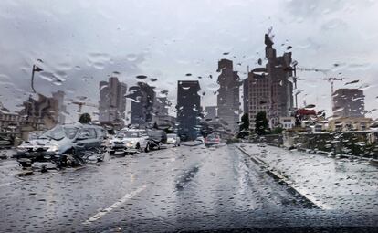 Gotas de lluvia en el parabrisas de un coche cerca del distrito financiero de Frankfurt (Alemania). 