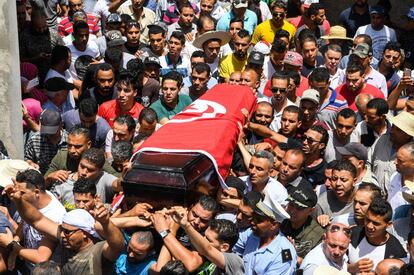 Los deudos llevan el ataúd del sargento de policía tunecino Arbi Guizani -asesinado durante un ataque terrorista cerca de la frontera con Argelia-, en una procesión funeraria en la capital del suburbio nororiental de Ettadhamen, en Túnez.