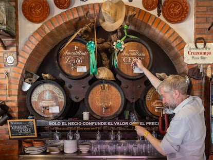 Armado Guerra sirve una manzanilla en su taberna sanluqueña Der Guerrita, en Cádiz.