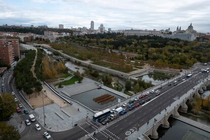 Vista panorámica de Madrid Río y el puente de Segovia, por donde antes pasaba la M-30.