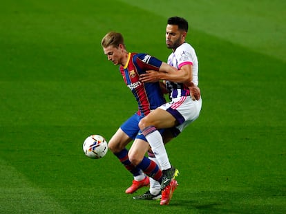 De Jong protege el balón ante Bruno este lunes en el Camp Nou.