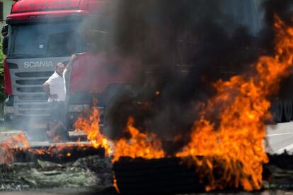 Bloqueio em Valparaíso, Goiás, nesta segunda-feira.