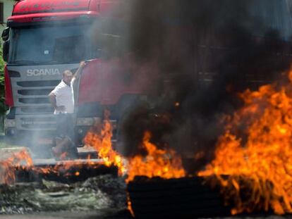 Bloqueio em Valparaíso, Goiás, nesta segunda-feira.