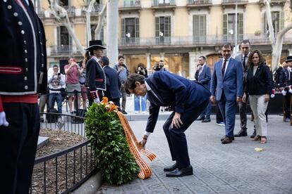 El presidente de la Generalitat de Cataluña, Salvador Illa, acompañado por los miembros de su Gobierno, durante la tradicional ofrenda floral en el monumento a Rafael Casanova con motivo de la Diada Nacional de Cataluña.