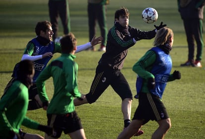 Kaka atrapa un balón durante un ejercicio del entrenamiento del Milan.