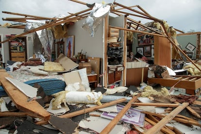 Una casa del vecindario Walnut Ridge, en Little Rock, una de las zonas más afectadas por el tornado de este fin de semana. 