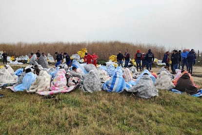 Un grupo de inmigrantes que han sobrevivido al naufragio de este domingo frente a las costas calabresas se resguarda con mantas. 