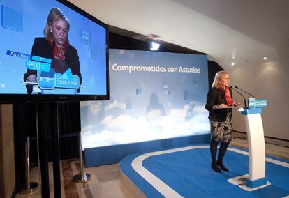 La candidata del PP a la Presidencia del Principado, Mercedes Fernández, durante la rueda de prensa que ha ofrecido para valorar el resultado de las elecciones asturianas.