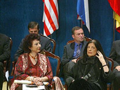 Fátima Mernissi (a la izquierda) y Susan Sontag, durante la ceremonia de entrega de los Príncipe de Asturias.