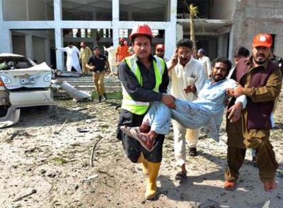 Un equipo de rescate traslada a un hombre herido en el atentado de ayer en Peshawar.