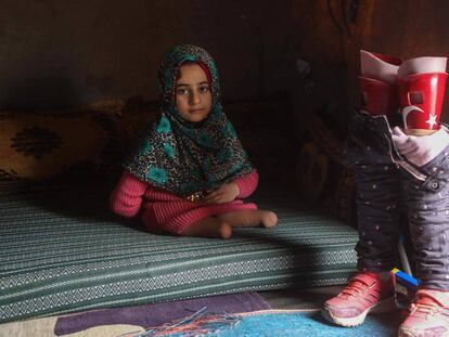 Menina síria que usava latas de atum como pernas já tem próteses