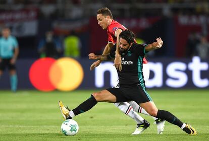 Isco lucha por el balón con el jugador del Manchester, Nemanja Matic.