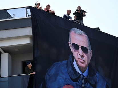 Agentes de seguridad, el sábado en un tejado en Estambul, junto a una imagen de Erdogan.