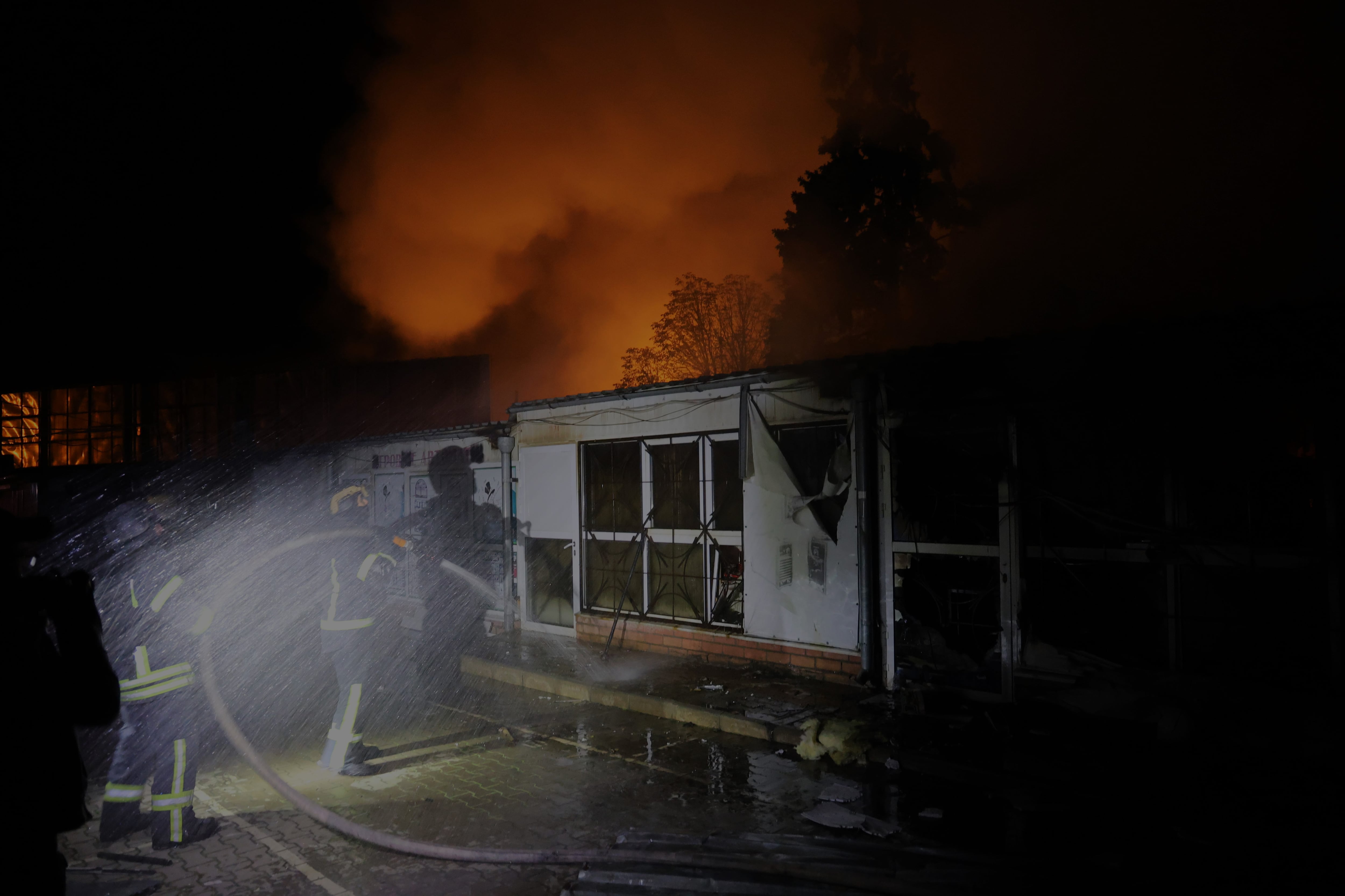 Los bomberos sofocan el fuego tras un ataque con dron ruso sobre el mercado de Kramatorsk.
