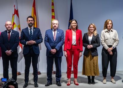 Foto de familia de los asistentes a la firma de la resolución del concurso de la parcela de Nissan en Zona Franca, a 13 de marzo de 2023, en Barcelona. El Consorcio de la Zona Franca de Barcelona (CZFB), Goodman, el Hub de electromovilidad, liderado por QEV Technologies y BTech, y Nissan firman  el convenio que finaliza el proceso de reindustrialización de los terrenos de la automovilística en la Zona Franca de Barcelona.