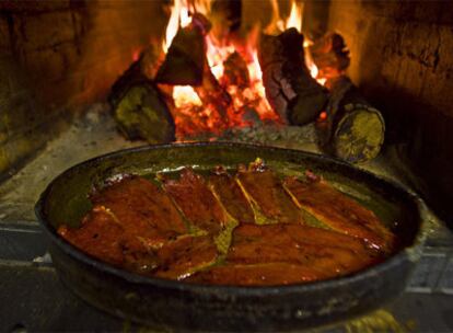 Unos pimientos rojos se asan al horno (con leña de encina), en el restaurante vizcaíno.