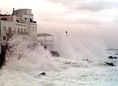 Aspecto del pueblo de L'Escala, debido al fuerte temporal de levante que vuelve a afectar la Costa Brava.