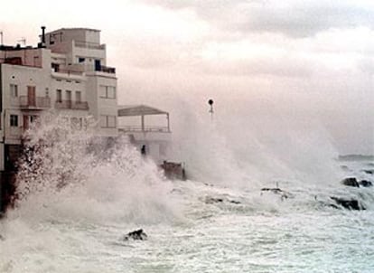 Aspecto del pueblo de L&#39;Escala, debido al fuerte temporal de levante que vuelve a afectar la Costa Brava.