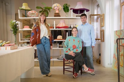 Desde la izquierda, Cristina Aguirre, Mariana Aguirre y Nicolás Piñera, en su ‘showroom’ de Madrid.