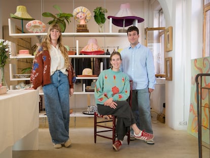 Desde la izquierda, Cristina Aguirre, Mariana Aguirre y Nicolás Piñera, en su ‘showroom’ de Madrid.