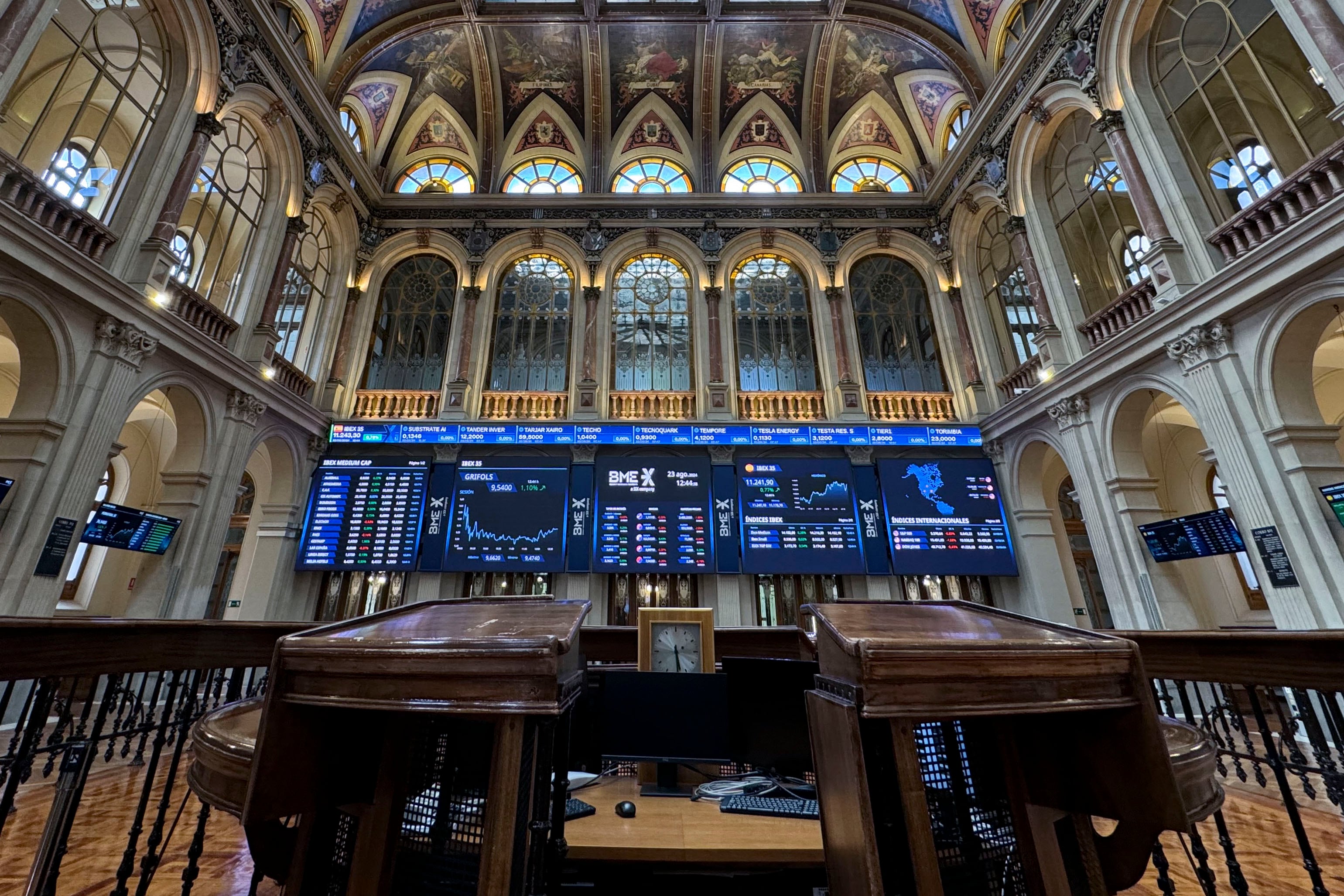 Varios paneles y monitores muestran la Bolsa de Madrid.