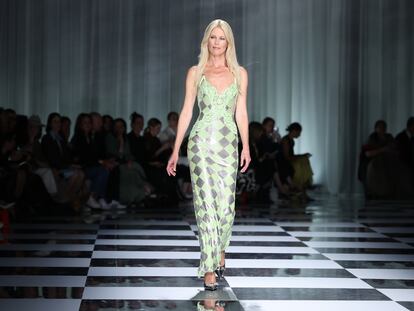 Claudia Schiffer cerró el desfile de Versace, el 22 de septiembre de 2023 en la semana de la moda de Milán.