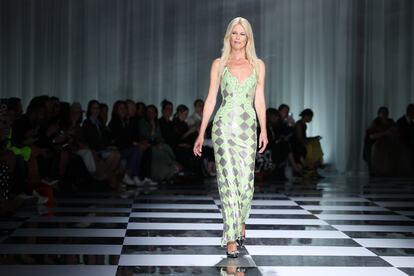 Claudia Schiffer cerró el desfile de Versace, el 22 de septiembre de 2023 en la semana de la moda de Milán.