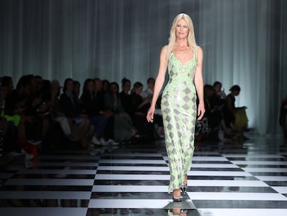 MILAN, ITALY - SEPTEMBER 22: Claudia Schiffer walks the runway at the Versace fashion show during the Milan Fashion Week Womenswear Spring/Summer 2024 on September 22, 2023 in Milan, Italy. (Photo by Daniele Venturelli/WireImage)