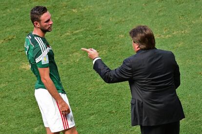 'El Piojo' Herrera da instrucciones a Miguel Layun.