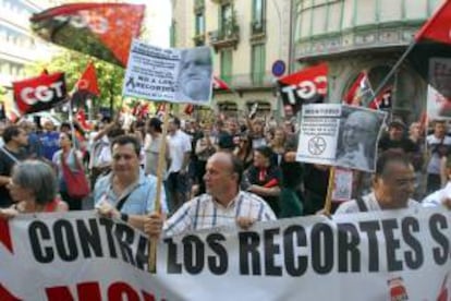 Concentración de trabajadores en Barcelona en contradel último paquete de ajustes aprobado por el Gobierno, que prevé, entre otras medidas, un aumento del IVA, un recorte de las ayudas por desempleo y la supresión de una paga extra a los funcionarios. EFE/Archivo