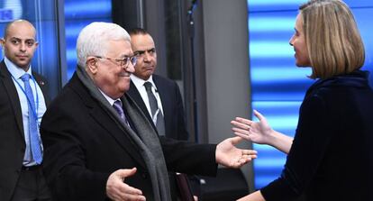 Mahmud Abbas saluda a Federica Mogherini a su llegada a Bruselas.