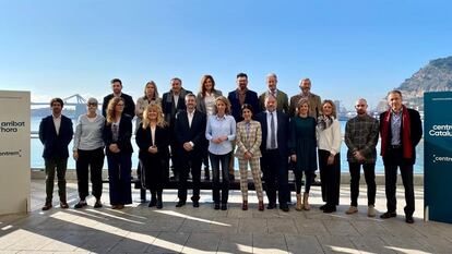 Àngels Chacon, en el centro de la imagen, con camisa azul clara, el día de la presentacion de Centrem en Barcelona.