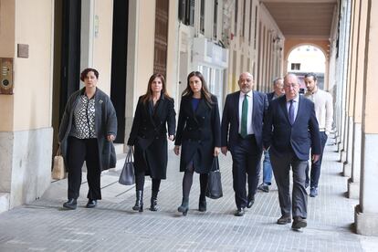 Idoia Ribas (tercera por la izquierda), acompañada de varios miembros de su partido, el pasado mes de febrero.