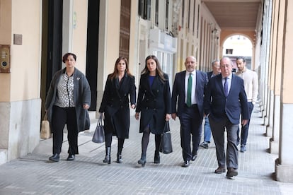 Idoia Ribas (tercera por la izquierda), acompañada de varios miembros de su partido, el pasado mes de febrero.