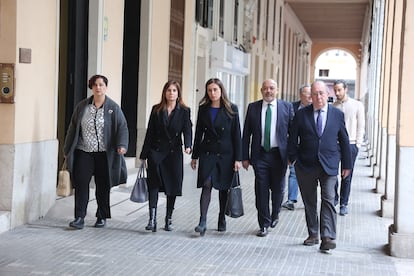 Idoia Ribas (tercera por la izquierda), acompañada de varios miembros de su partido, el pasado mes de febrero.