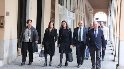 Idoia Ribas (tercera por la izquierda), acompañada de varios miembros de su partido, el pasado mes de febrero.