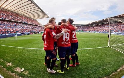 Osasuna celebra un gol ante el Almería en El Sadar, en la cuarta jornada de esta temporada.