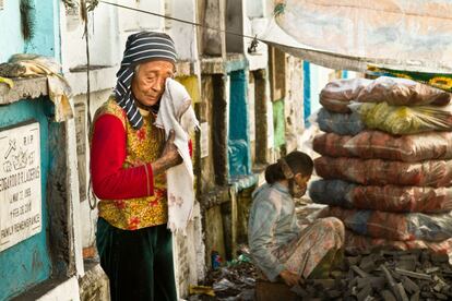 La vida es dura para los adultos. Entre nicho y nicho, estas señoras embolsan el carbón para venderlo en el mercado de Navotas.
