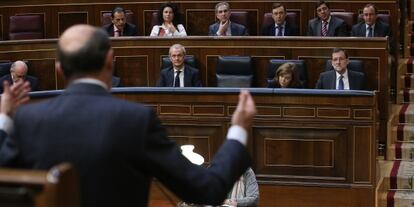 Rubalcaba se dirige a Rajoy en el Congreso.
