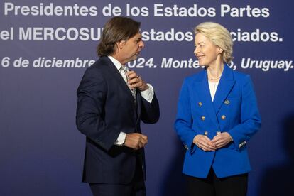 El presidente de Uruguay, Luis Lacalle Pou (i), habla con la presidenta de la Comisión Europea, Ursula von der Leyen.