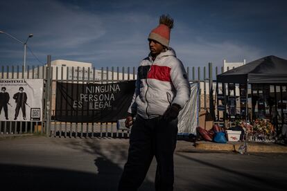 Un joven venezolano acampa al exterior del centro migratorio de Juárez tras el incendio del pasado lunes.