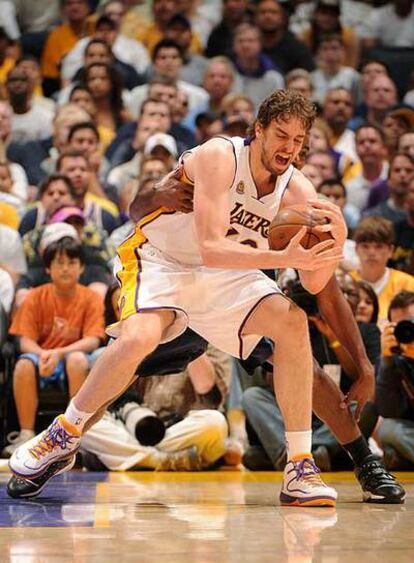 Gasol pelea por el balón con un defensa de los Jazz.