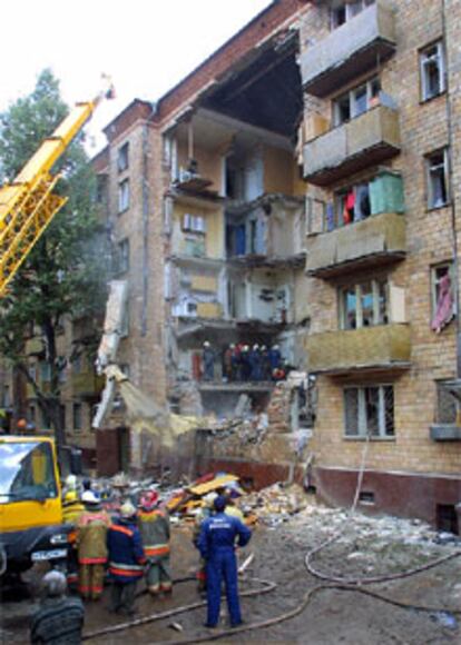 Los bomberos trabajan en el edificio desplomado en Moscú.