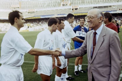 Arturo Tuzón (a la derecha) estrecha la mano del jugador del Valencia Fernando Gómez, en la temporada 1992-1993.